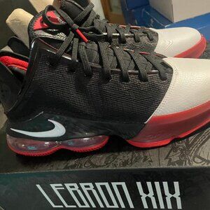 Mens size 11.5 LeBron XIX NIB